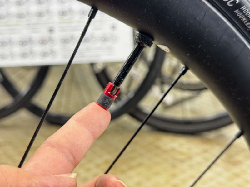 アルミキャップをカチッと装着